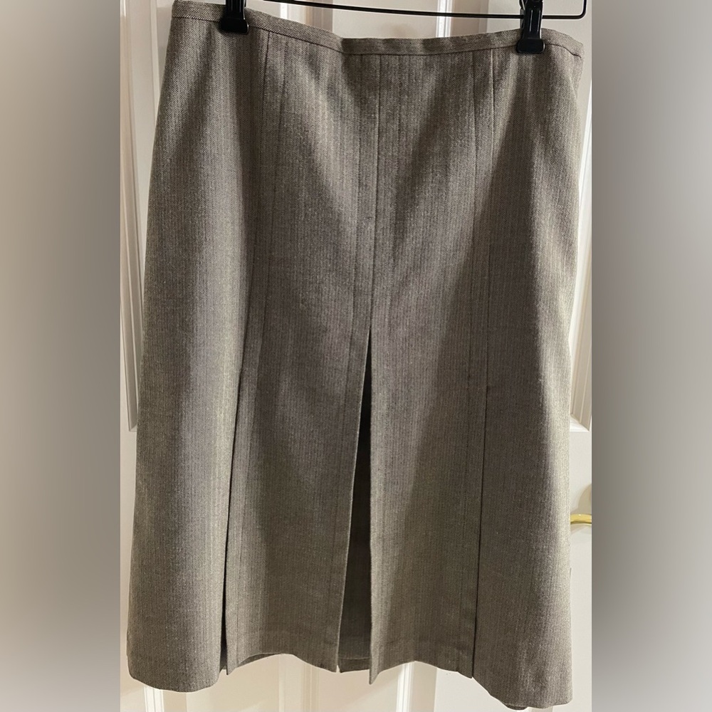 4 for $20 special 
Tan Ann Taylor Size 8 Fully Lined Skirt with Stunning Pleats